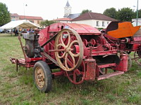 Botteleuse ramasseuse, presse basse densite a gros debit Rousseau (30eme fete des moissons de Saint-Jean-de-Touslas) (1)